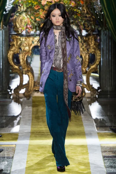 Look 16
